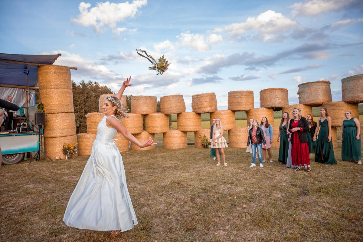 Nevěsta - hod kyticí